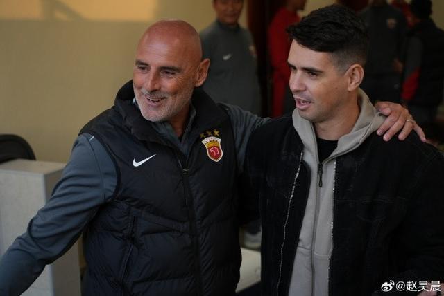 2025世界俱乐部杯-奥斯卡在多哈探班海港，与穆斯卡特热情拥抱